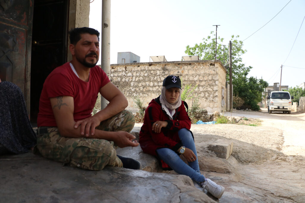 استراحة حلوم ووالدها بعد عودتهما من جمع الحليب وقبل نقله إلى معمل الأجبان. 
قرية مشمشان، جسر الشغور، أيار 2025- تصوير: هيام الباشا
