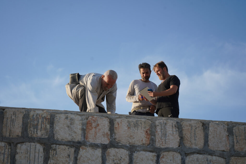 أبو محمد وأولاده يرممون سطح أحد المنازل، كفرنبل، ريف إدلب، أيار 2025- تصوير: سحر زعتور
