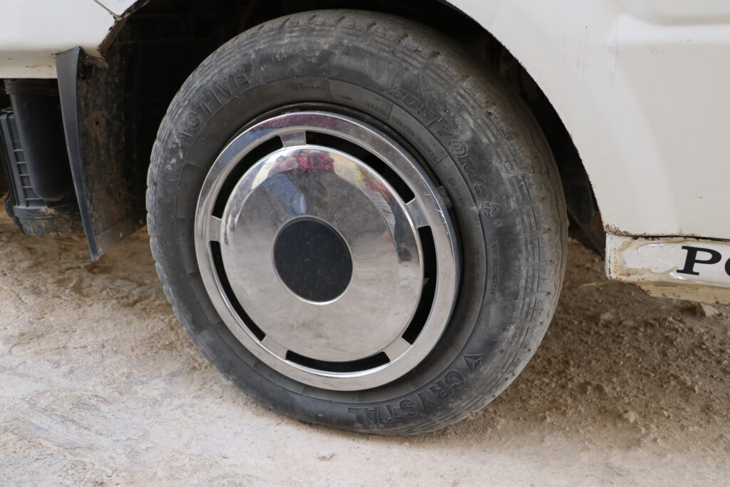 غطاء الدولاب الذي اشترته حلوم لسيارتها من مصروفها الشخصي. قرية مشمشان، جسر الشغور، أيار 2025- تصوير: هيام الباشا
