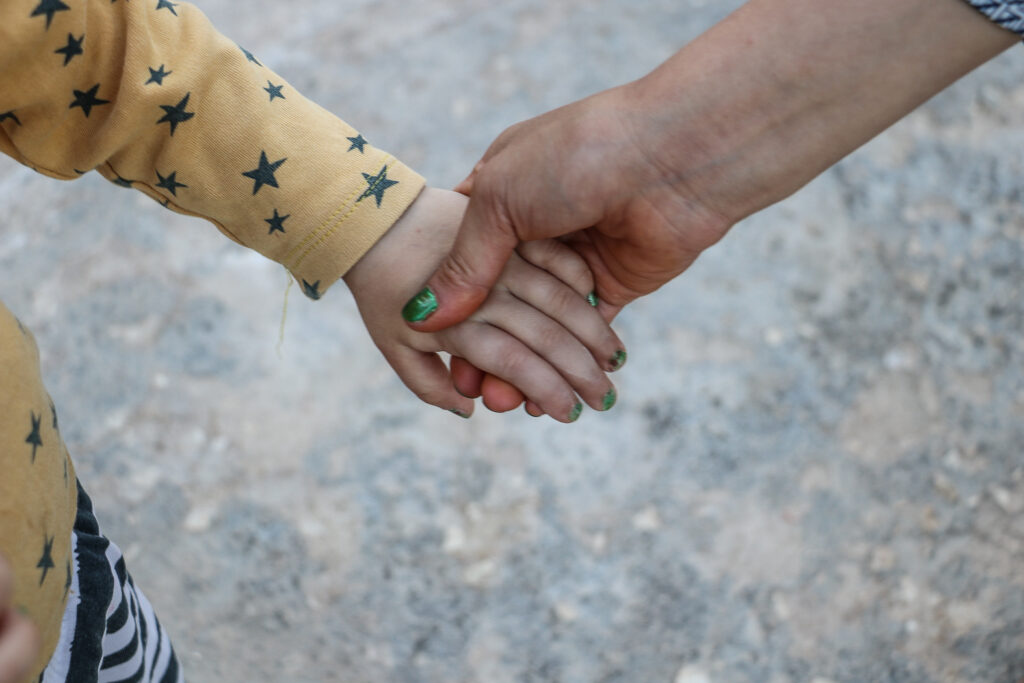 يد جمعة أخ حلوم وأخته الأكبر شريفة عليها طلاء أظافر. قرية مشمشان، جسر الشغور، أيار 2025- تصوير: هيام الباشا