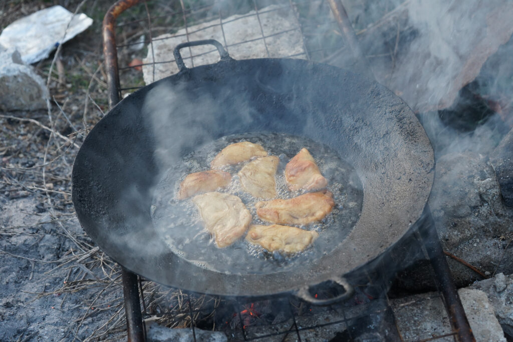 السمبوسك الذي أعدته أم محمد على النار، كفرنبل، ريف إدلب، أيار 2025- تصوير: سحر زعتور
