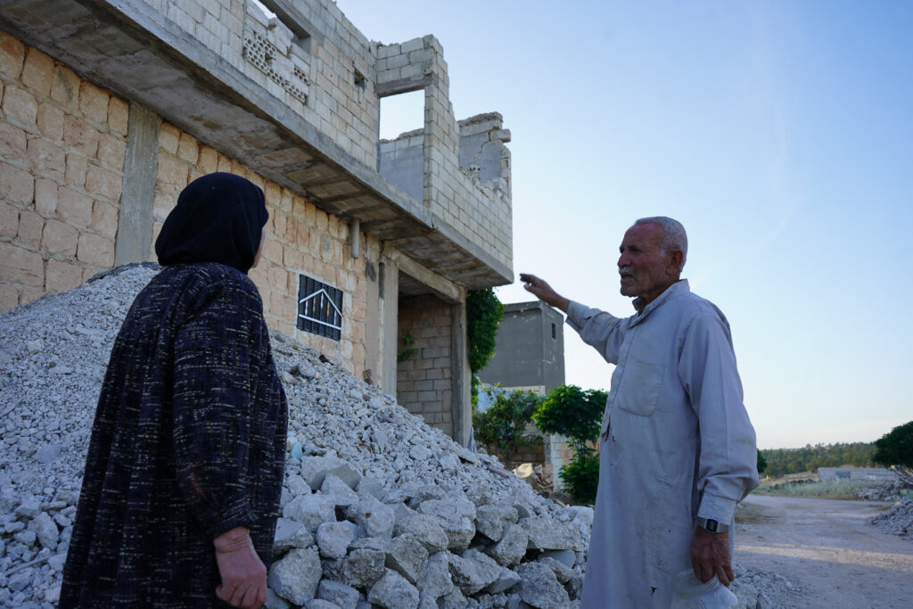 أبو محمد وزوجته يخططان لاستكمال وإصلاح المنزل بعد تجميع الركام، 
كفرنبل، ريف إدلب، أيار 2025- تصوير: سحر زعتور