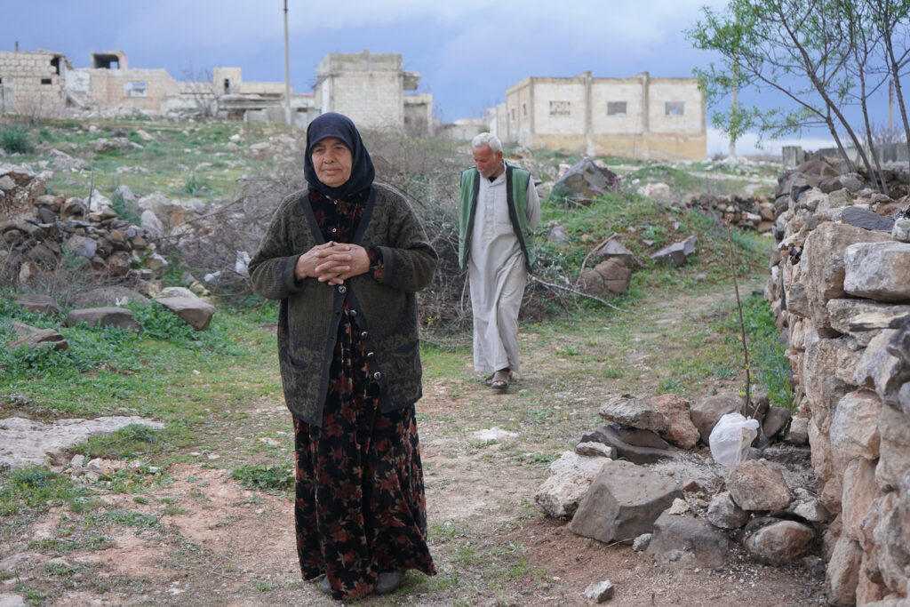 أبو محمد وزوجته يتجولان حول المنزل، كفرنبل، ريف إدلب، أيار 2025- تصوير: سحر زعتور