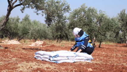 سوريات ينزعن الألغام من حقول الموت