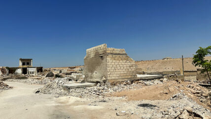 حُفر الصرف الصحي المكشوفة.. تحدٍ يواجه العائدين إلى ريف إدلب