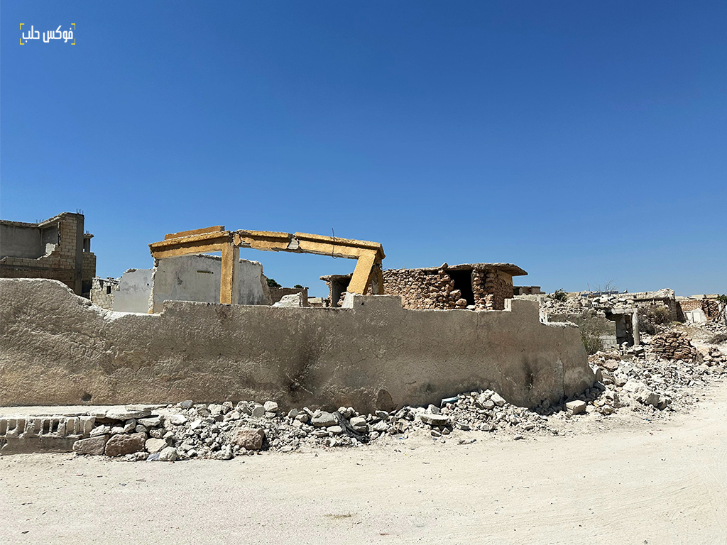 بيوت مدمرة في قرية معرة حرمة بريف إدلب، أيلول 2025.