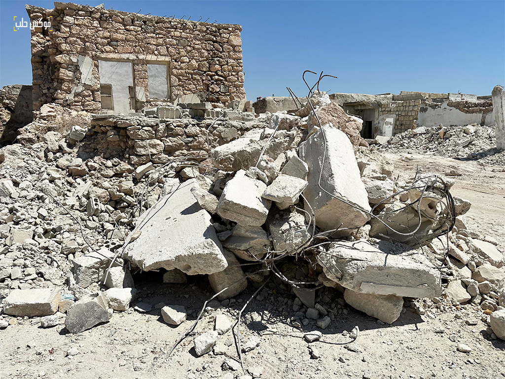 بيوت مدمرة في قرية معرة حرمة بريف إدلب، أيلول 2025.