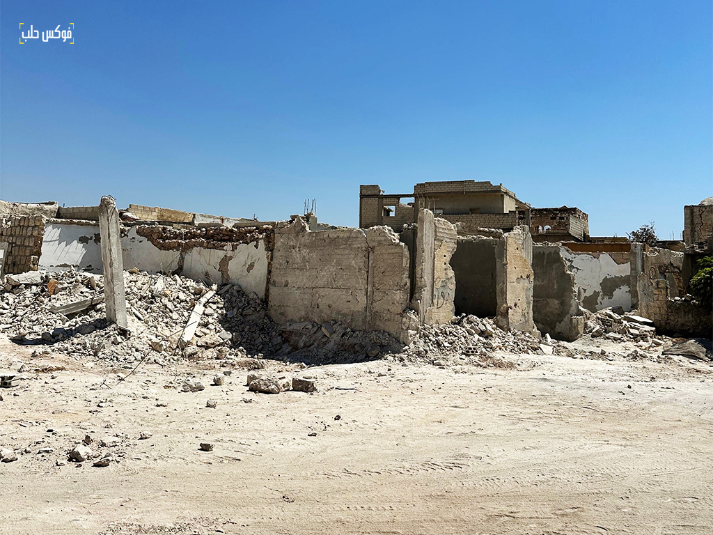 بيوت مدمرة في قرية معرة حرمة بريف إدلب، أيلول 2025.