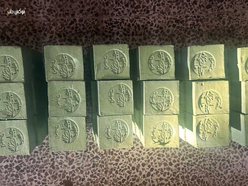 مرحلة تنشيف صابون الغار في مصبنة الجبيلي بمدينة حلب، 2024.