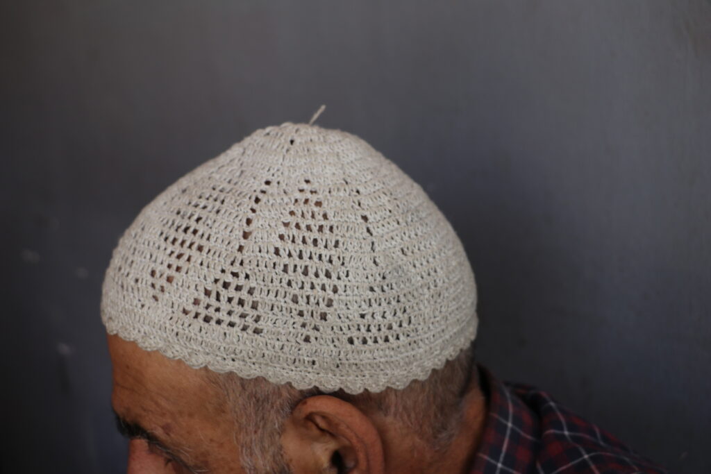 قبعة حاكتها زوجة أبو محمود قبل وفاتها. خربة الجوز، ريف جسر الشغور، تشرين الأول 2025. تصوير: هيام الباشا