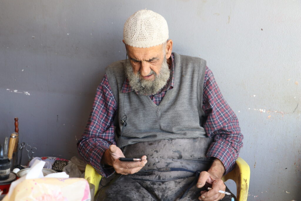 أبو محمود يأخذ قسطًا من الراحة. خربة الجوز، ريف جسر الشغور، تشرين الأول 2025. تصوير: هيام الباشا