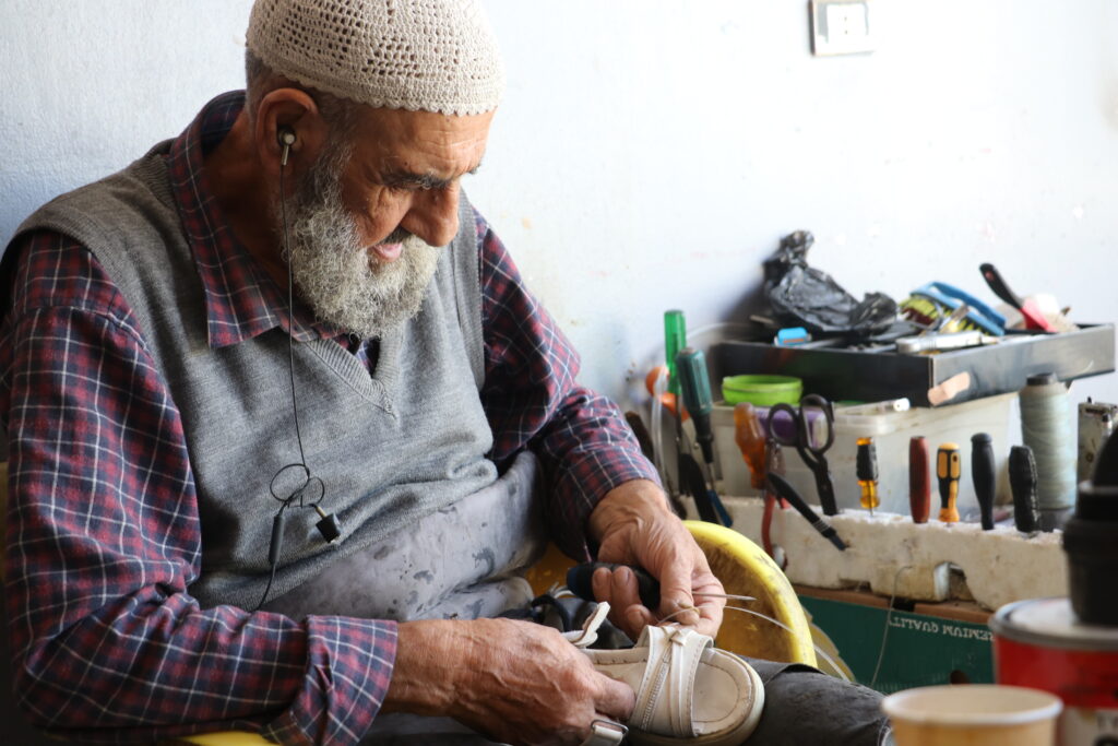 أبو محمود يعمل بشغف في محله. خربة الجوز، ريف جسر الشغور، تشرين الأول 2025. تصوير: هيام الباشا
