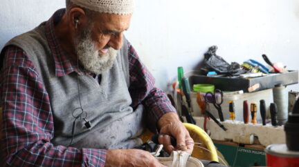 الإسكافي أبو محمود خذلته الحياة ووجد في العمل كرامته