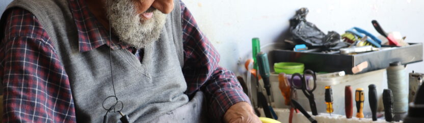 الإسكافي أبو محمود خذلته الحياة ووجد في العمل كرامته