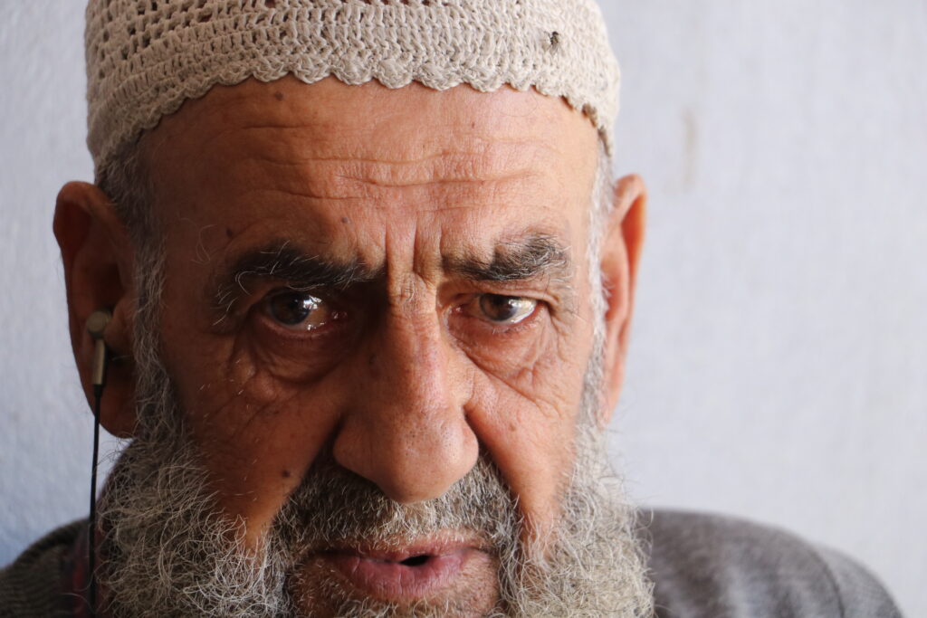 أبو محمود يحكي قصة استشهاد ابنه أنس. خربة الجوز، ريف جسر الشغور، تشرين الأول 2025. تصوير: هيام الباشا