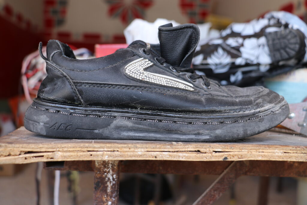 حذاء أصلحه أبو محمود لأحد الزبائن. خربة الجوز، ريف جسر الشغور. تشرين الأول 2025. تصوير: هيام الباشا