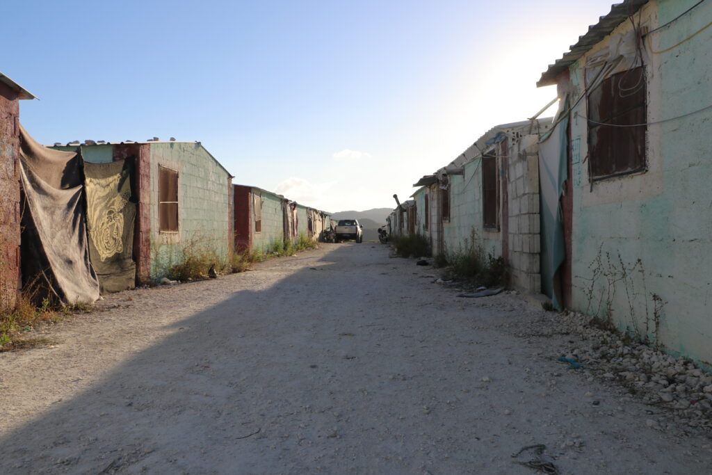 المخيم الذي يعيش فيه أبو محمود وحفيديه. خربة الجوز، ريف جسر الشغور، تشرين الأول 2025. تصوير: هيام الباشا