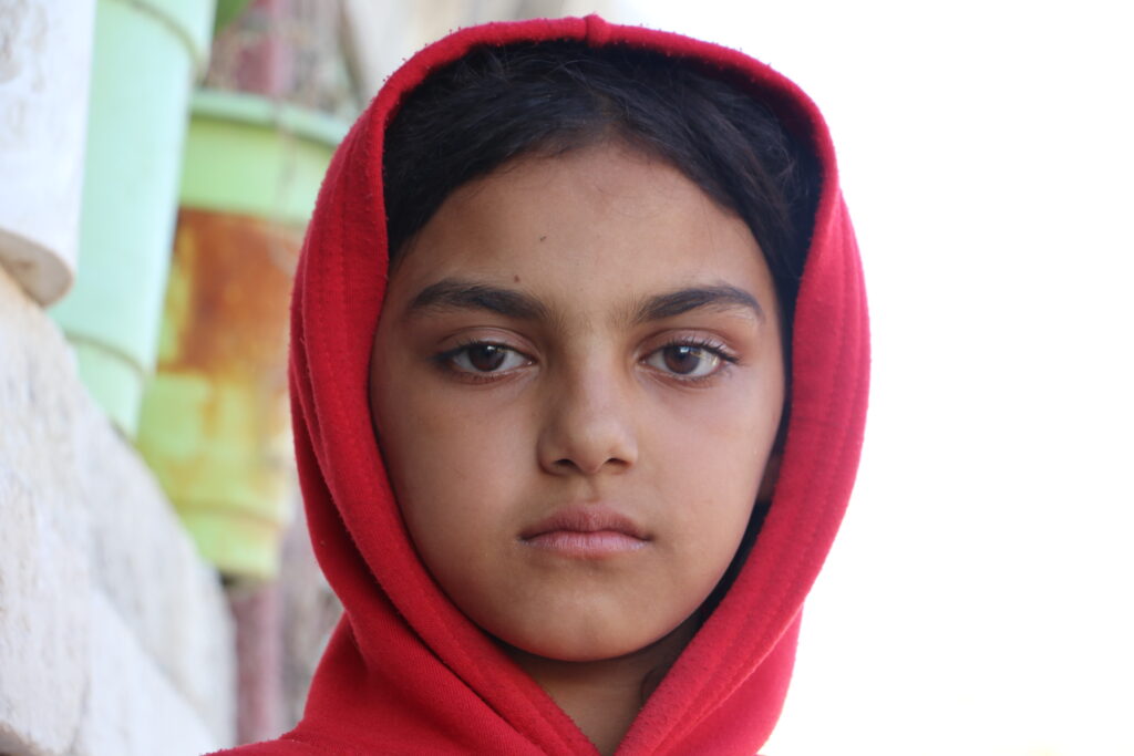 لميس، حفيدة أبي محمود. خربة الجوز، ريف جسر الشغور، تشرين الأول 2025. تصوير: هيام الباشا