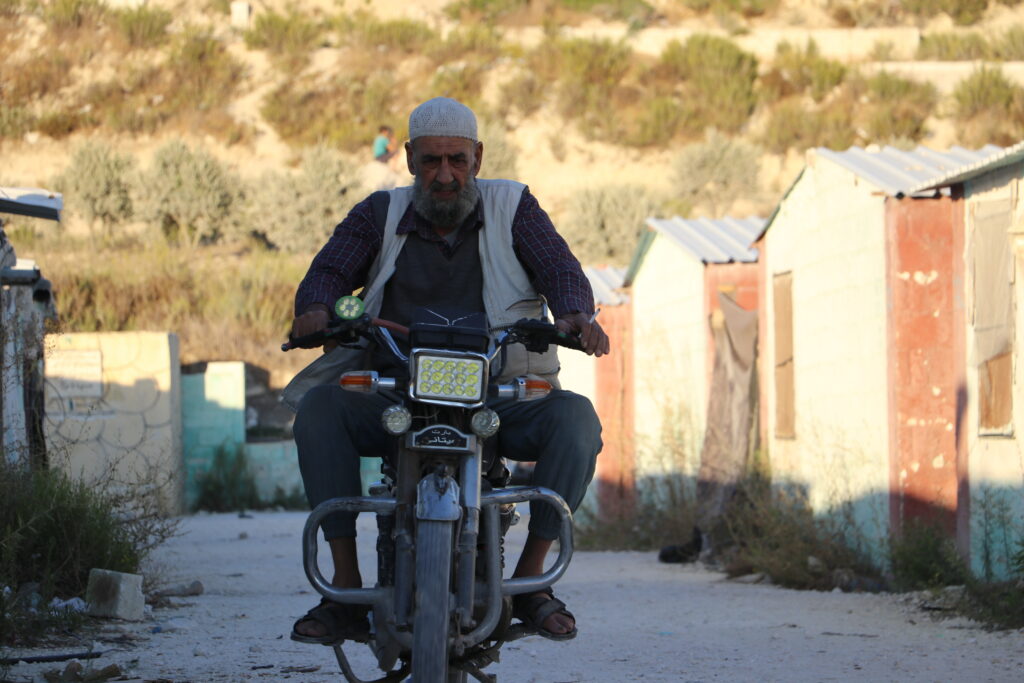 أبو محمود يذهب إلى عمله. خربة الجوز، ريف جسر الشغور، تشرين الأول 2025. تصوير: هيام الباشا 
