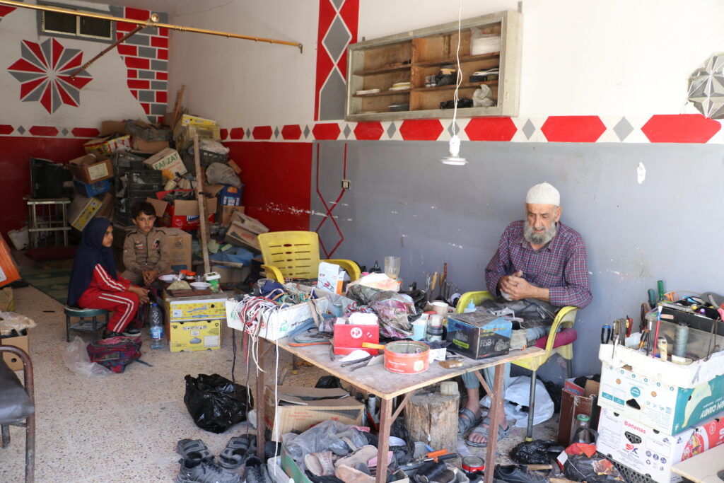 أبو محمود وحفيديه في المحل. خربة الجوز، ريف جسر الشغور. تشرين الأول 2025. تصوير: هيام الباشا