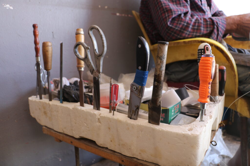  أدوات يستخدمها أبو محمود في حياكة وتصليح الأحذية. خربة الجوز، ريف جسر الشغور، تشرين الأول 2025. تصوير: هيام الباشا