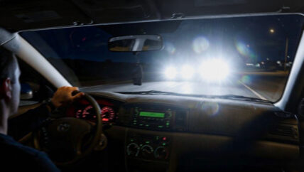 ضوء “الزينون”.. لحظة انبهار قد تنتهي بحادث