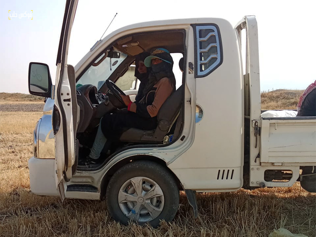عبير تتجهز لقيادة السيارة من من أحد الحقول في قرية الحويز بريف إدلب