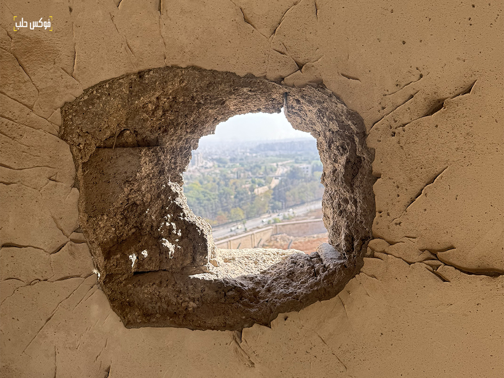 حفرة قناص في مبنى إذاعة حلب، حي الإذاعة، 2025.