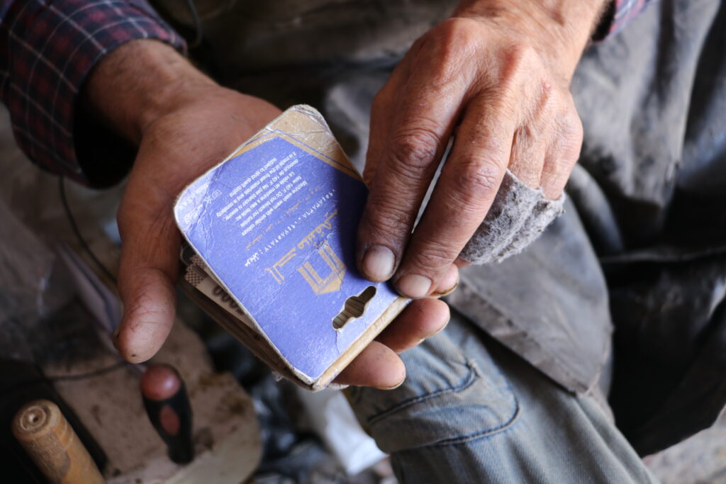  كرت جوارب يحتفظ أبو محمود بالنقود داخله. خربة الجوز، ريف جسر الشغور. تشرين الأول 2025. تصوير: هيام الباشا