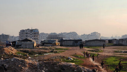 بلاغات إخلاء تُربك سكان مخيمات على أطراف إدلب