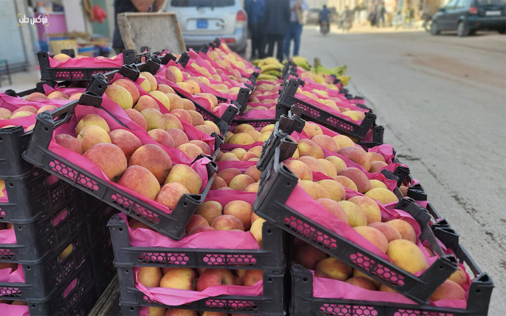 من سوق الأحد في مدينة سراقب بريف إدلب، 2025.