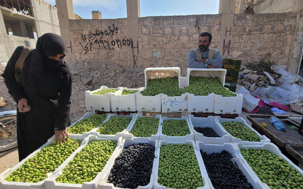 من سوق الأحد في مدينة سراقب بريف إدلب، 2025.