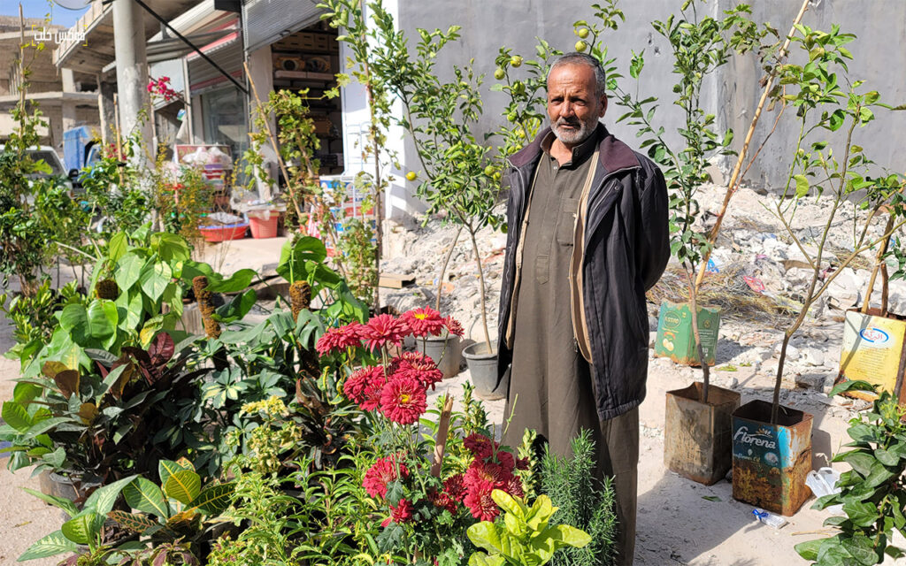 من سوق الأحد في مدينة سراقب بريف إدلب، 2025.