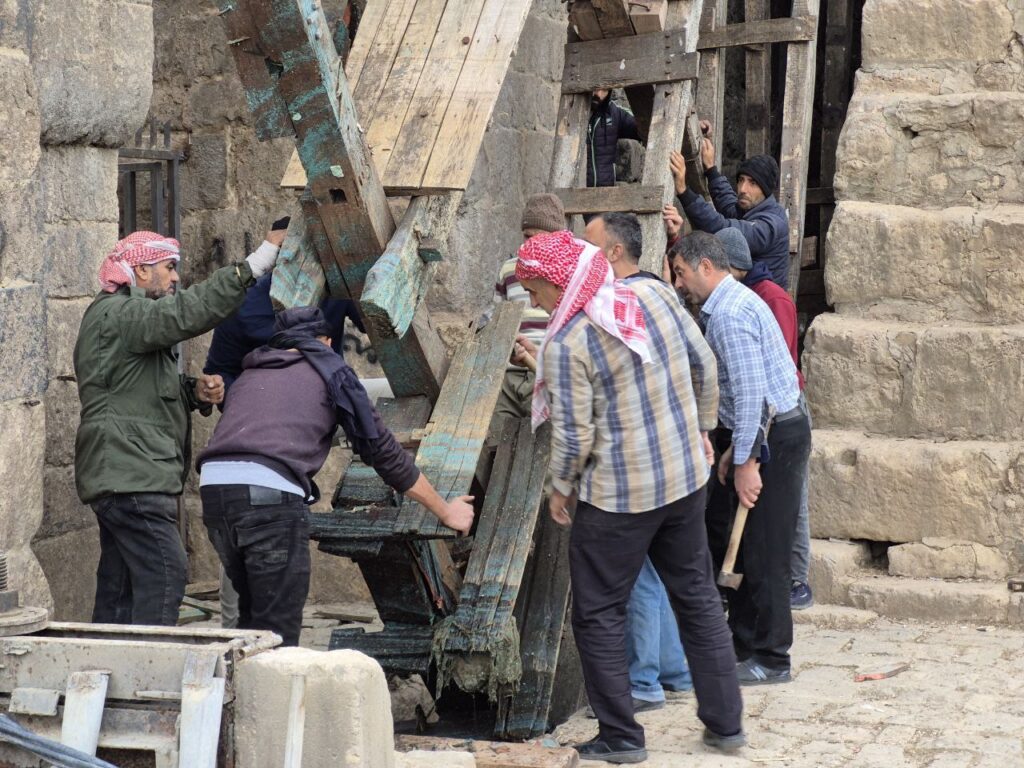 نقل ناعورة المأمورية لإجراء عمليات ترميم، مدينة حماه، 2026.