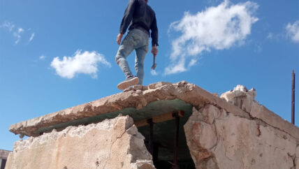 ترميم الأبنية المتهالكة خطر يحصد أرواح العائدين إلى ريف إدلب