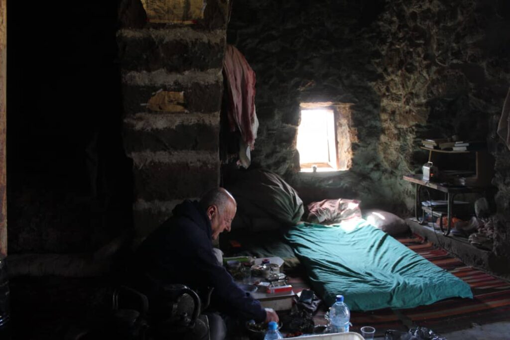 أبو عمر من مدينة السويداء، يعيش في الجبل.