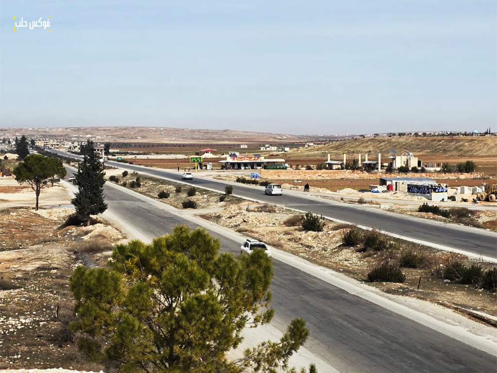 طريق حلب- دمشق الدولي بالقرب من قرية العامودية في ريف إدلب الجنوبي