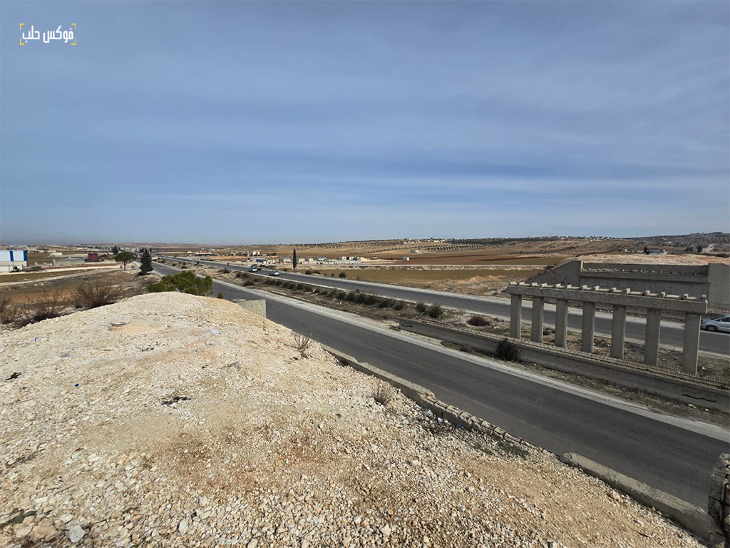 الاتوتستراد الدولي بالقرب من قرية العامودية في ريف حلب الجنوبي