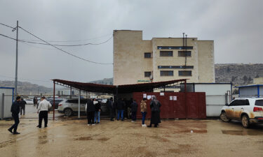 نقل ملكية السيارات في سرمدا.. آلاف الطلبات مقابل مئات الأدوار والسماسرة حل بديل