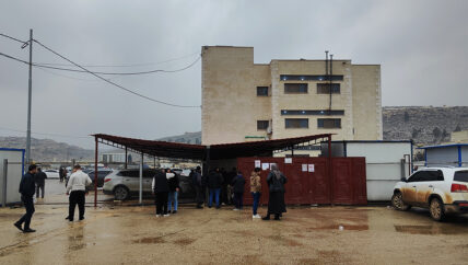 نقل ملكية السيارات في سرمدا.. آلاف الطلبات مقابل مئات الأدوار والسماسرة حل بديل