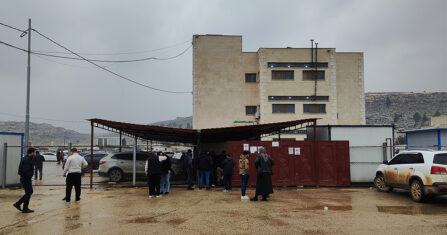 مشروع رياضي على أرض مستملكة في الدانا وإنذارات إخلاء تثير الجدل