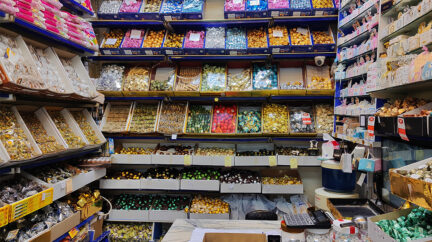 الحلويات المحلية تنافس التركية في أسواق إدلب قبيل العيد