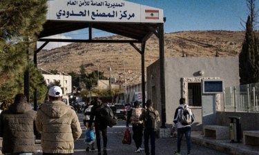 لاجئون سوريون يفرون من حرب لبنان ويعودون إلى نقطة الصفر في سوريا