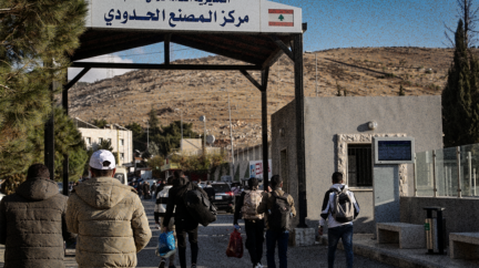 لاجئون سوريون يفرون من حرب لبنان ويعودون إلى نقطة الصفر في سوريا