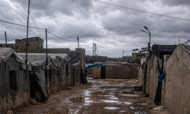 في مخيمات إدلب.. حين يصبح المطر أقسى من الإعاقة