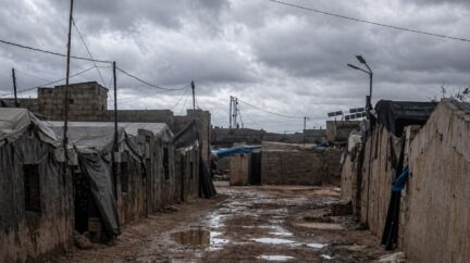 في مخيمات إدلب.. حين يصبح المطر أقسى من الإعاقة