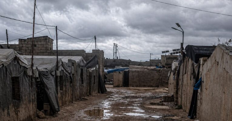 في مخيمات إدلب.. حين يصبح المطر أقسى من الإعاقة