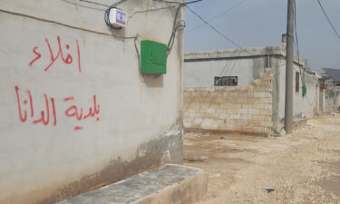 مشروع رياضي على أرض مستملكة في الدانا وإنذارات إخلاء تثير الجدل