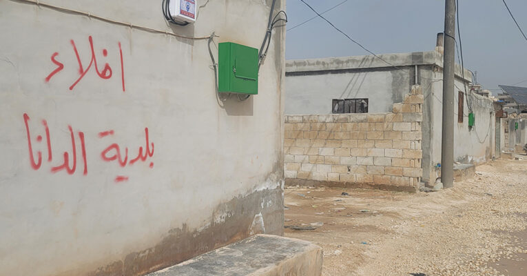 مشروع رياضي على أرض مستملكة في الدانا وإنذارات إخلاء تثير الجدل