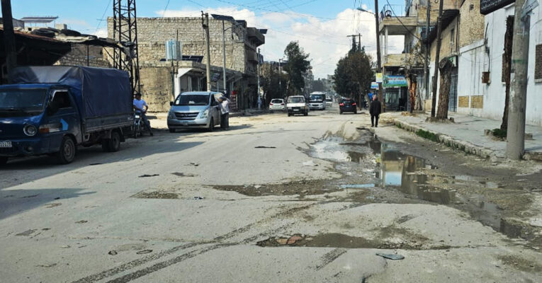 الحفر تستنزف وقت وجيوب سائقي سرافيس حي الهلك في حلب